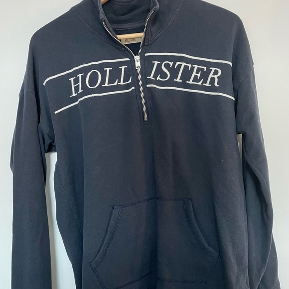 Navy retro sweatshirt from Hollister 💙 - Picture 2 of 2